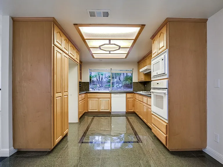 929 Darlene Ct — Photo 24