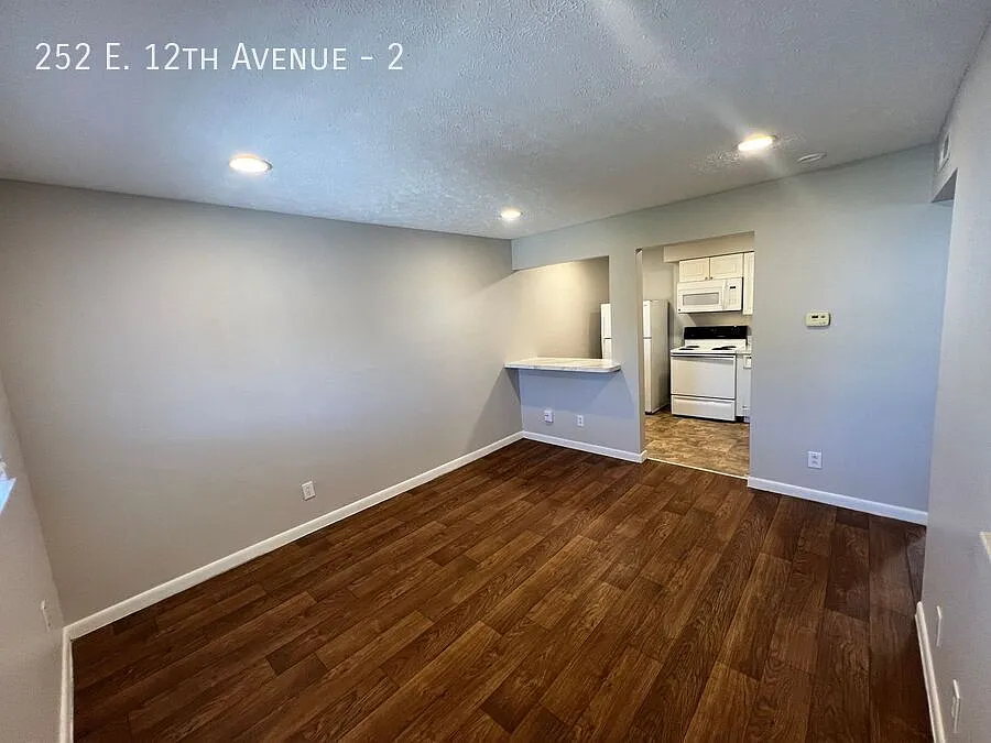 Building Photo - 252 E 12th Ave #2
