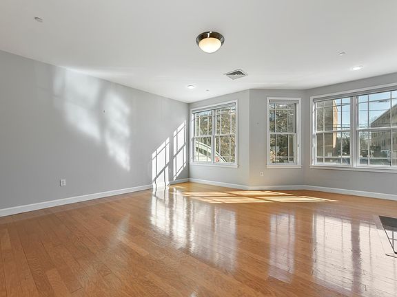 4th image of 185 High St APT 103