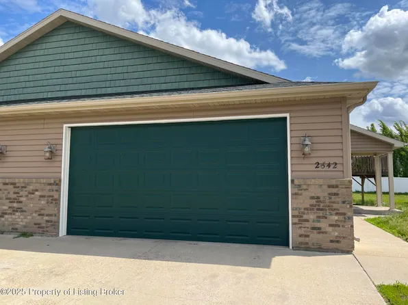 2642 Dakota Blvd, Dickinson, ND 58601