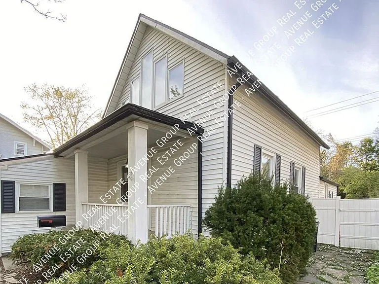 415 Gardenia Ave — Photo 2