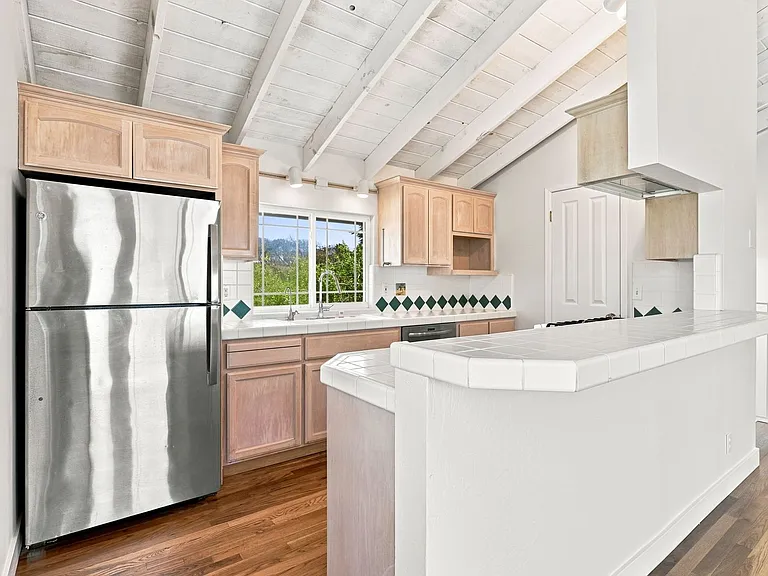 117 Holiday Dr — Photo 2