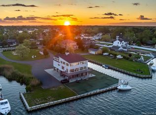 200 Clocks Blvd, Massapequa, NY 11758