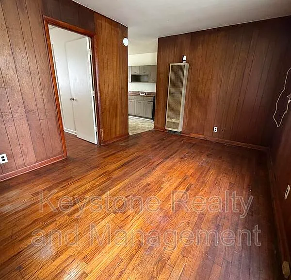 315 Crestview Dr — Photo 2