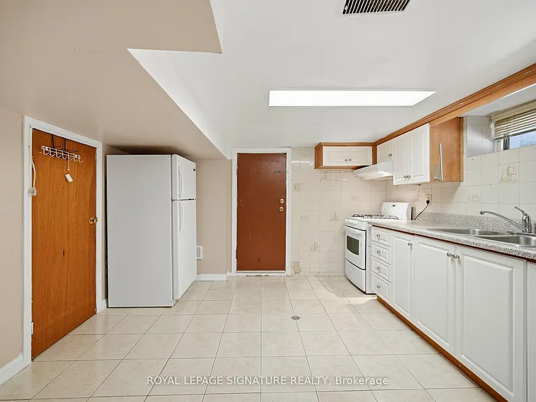 2000 Dufferin St #2 — Photo 13