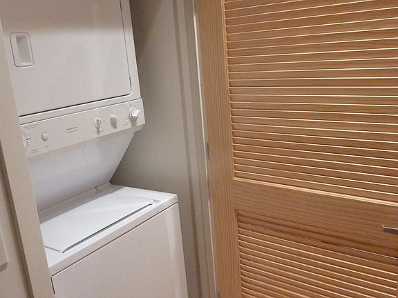 4th image of 1645 W Ogden Ave Unit 716