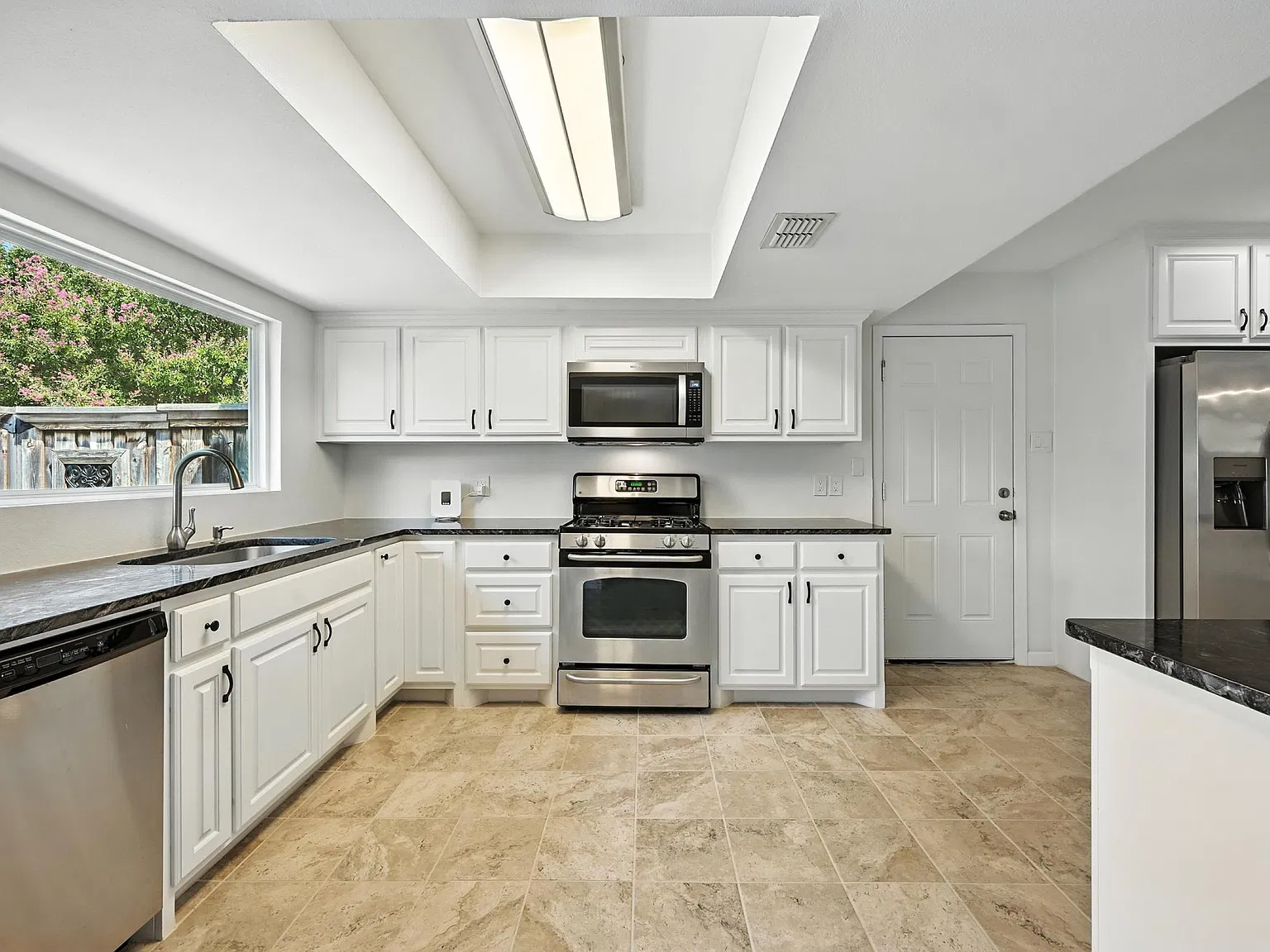 4 bed, 1941 sqft, $2,650 — Photo 4