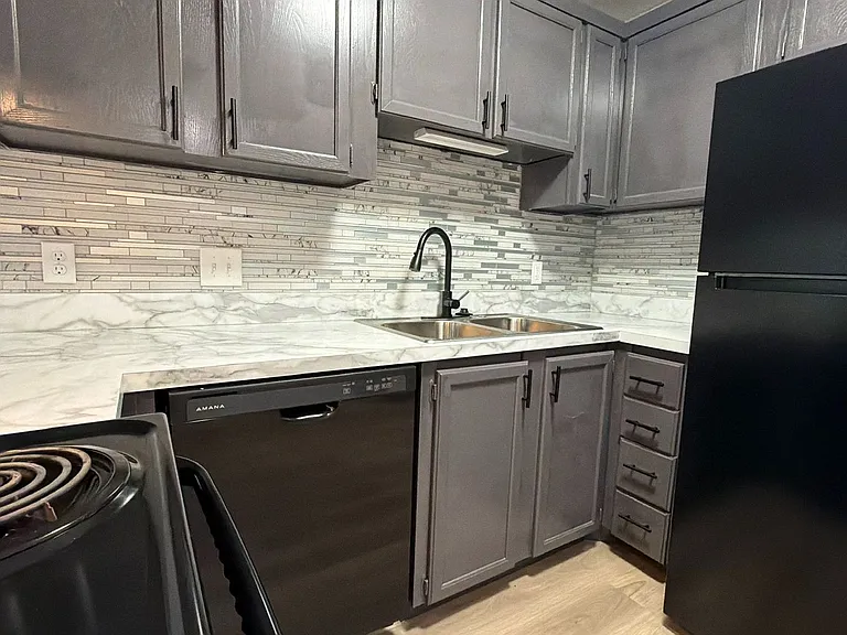 1121 N 28th St #6 — Photo 13