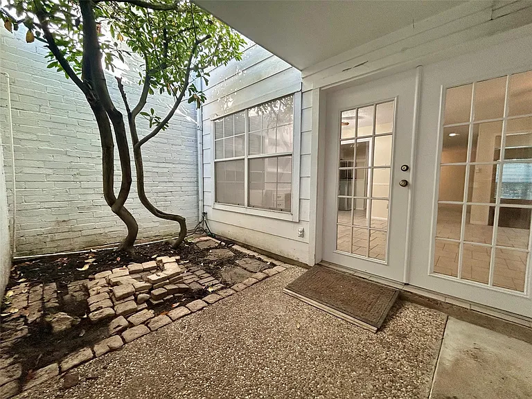 2456 Country Club Dr — Photo 4