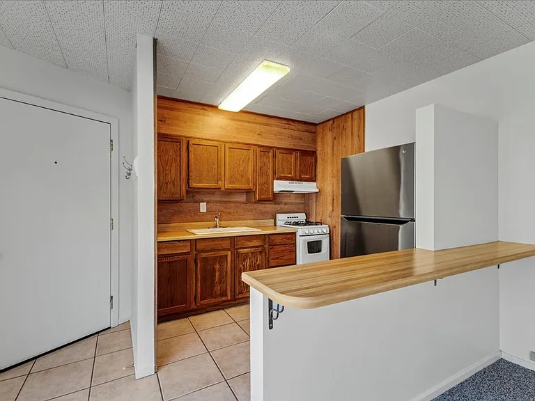 514 Sloat Ave — Photo 2