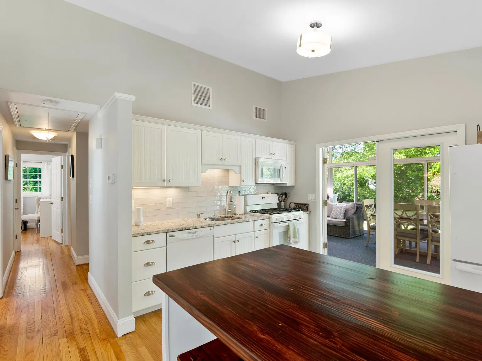 10 London Ct — Photo 2