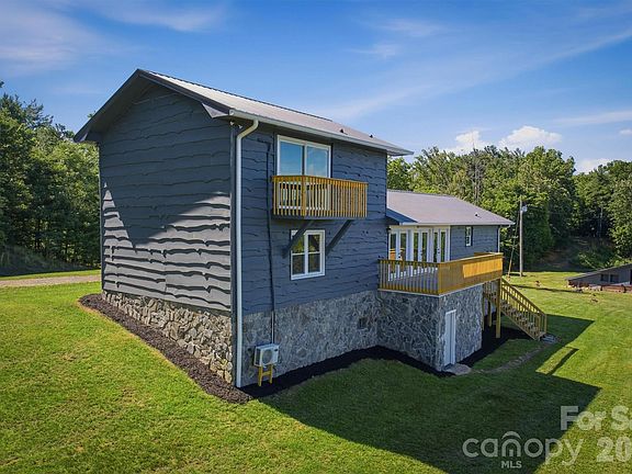 3rd image of 822 Windy Mountain Rd