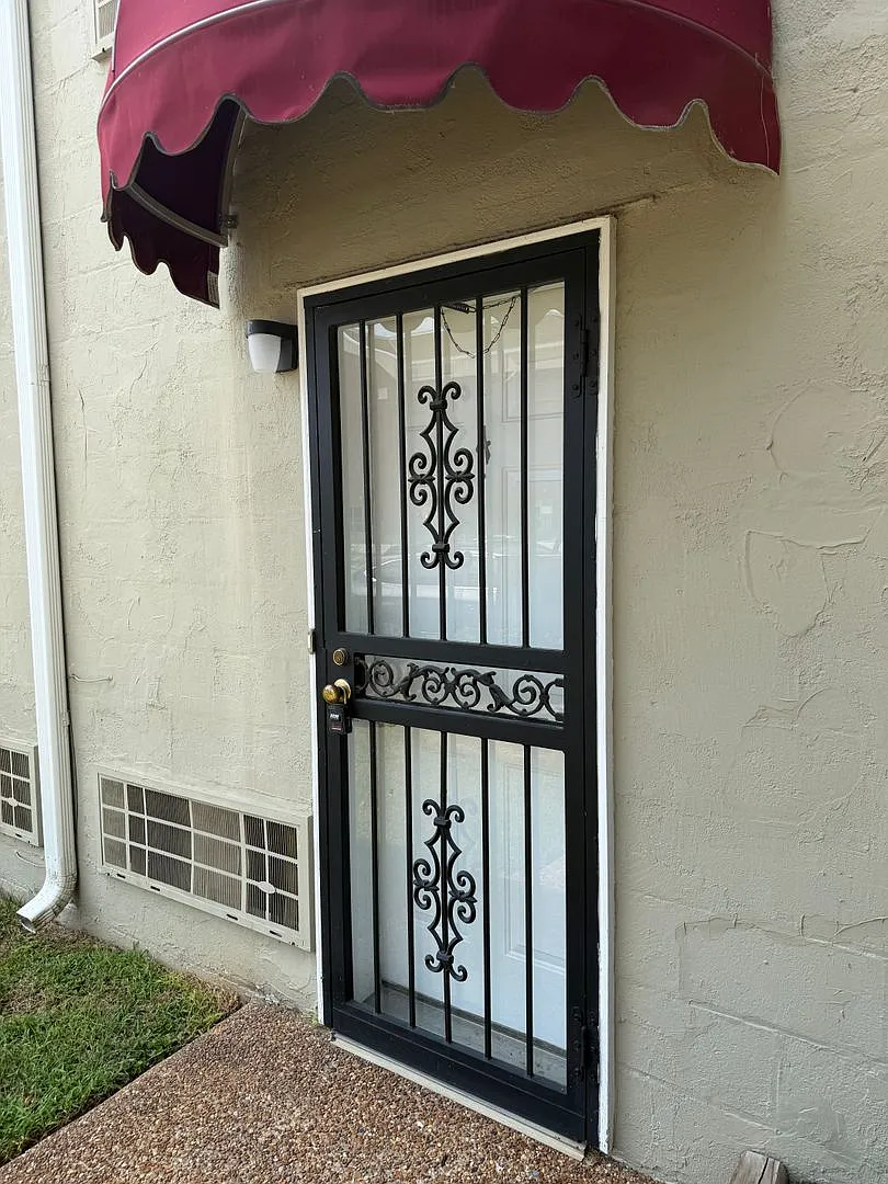 Beautifully Kept & Well Maintained Apartment - Conveniently Located Downtown Clarksville — Photo 1