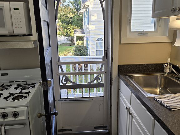 5th image of 118 N Beaumont Ave APT 2