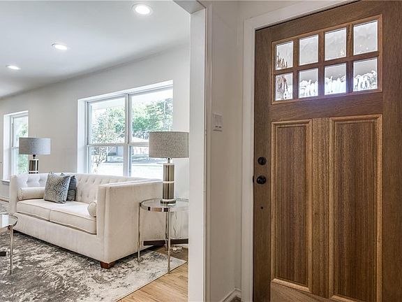 3rd image of 408 Hyde Park Dr