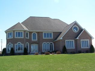 40W615 Stonebriar Ln, Elgin, IL 60124