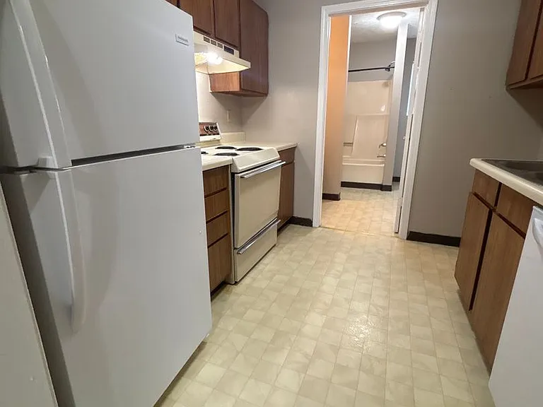 1040 N Highland Ave — Photo 5