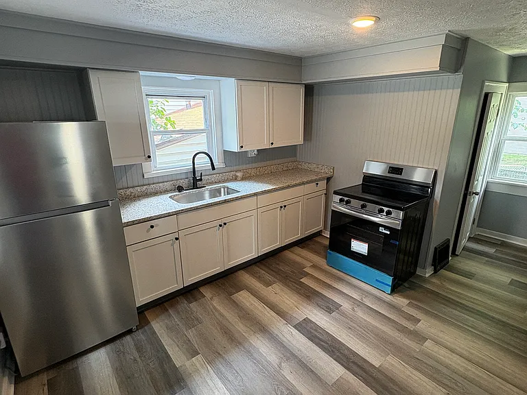 108 E Walnut St — Photo 4