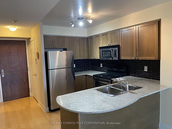 5th image of 763 Bay St #3904