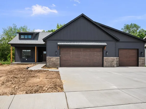 4804 Willow Cir, Davenport, IA 52806