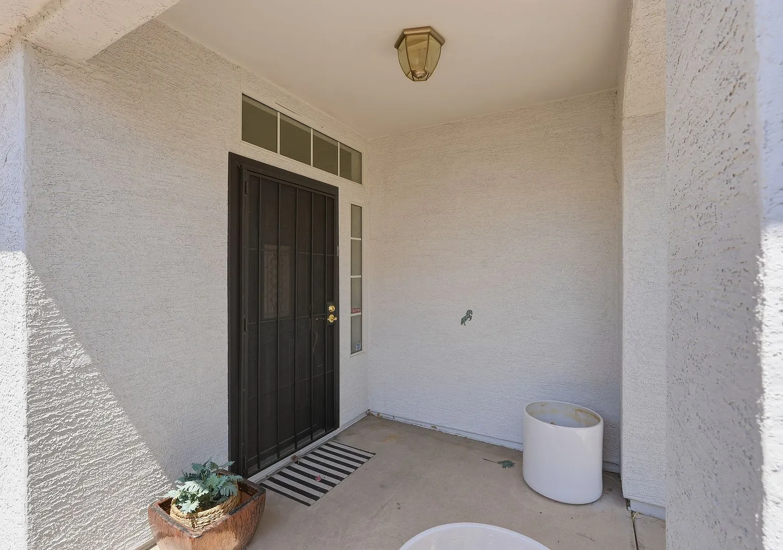 4 Bed 2 Bath House with a pool! — Photo 3