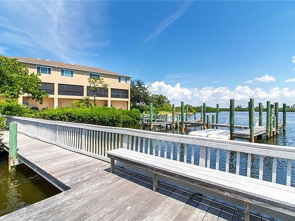 4th image of 1185 Venetian Harbor Dr NE