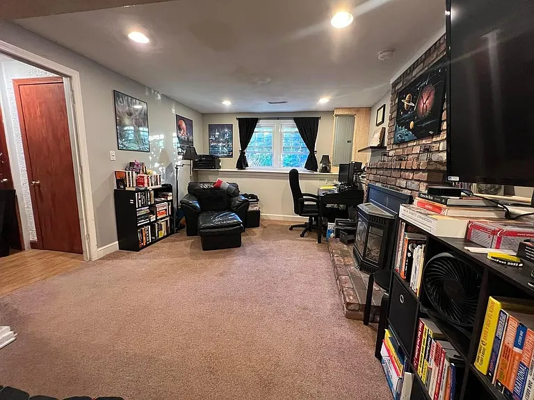 9 Putney Cir — Photo 1