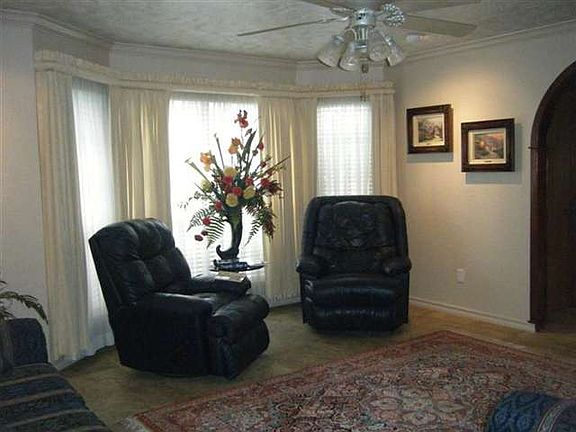 4th image of 2521 Edgemont Ln