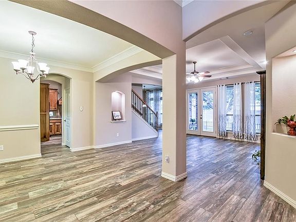 3rd image of 3925 Bridle Oaks Dr