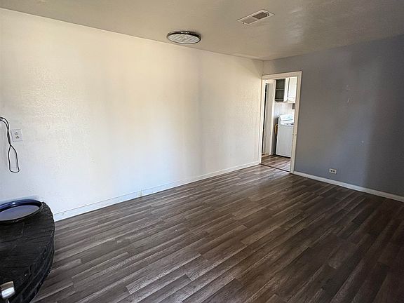 4th image of 4095 Woodlawn St