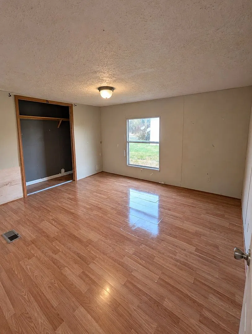 Country living with spacious front and backyard - 3 beds/ 2bath available now!! — Photo 2