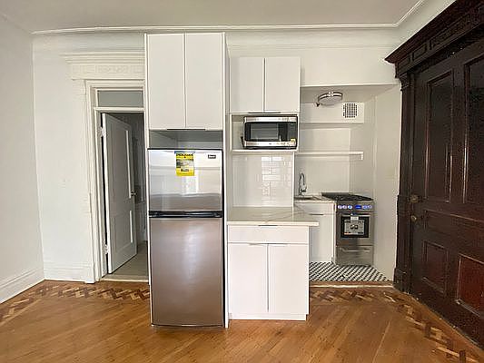 4th image of 218 Saint Johns Pl APT 3R