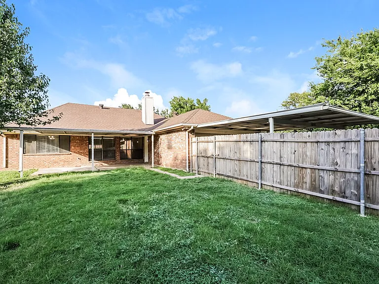 1237 Essex Dr — Photo 16