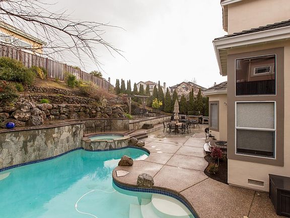 4th image of 2 Lakewood Cir