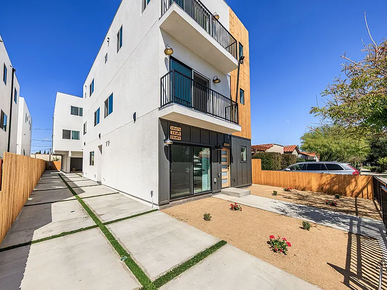 2847 S. Victoria Ave — Photo 1
