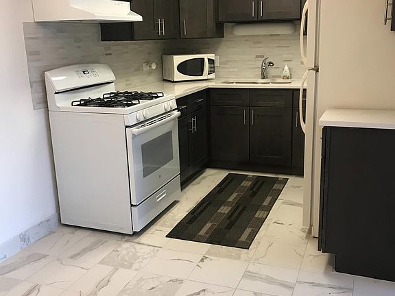2nd image of 940 Westmoreland Dr APT 17
