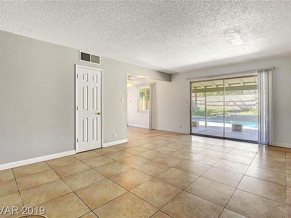3rd image of 208 Pershing Dr