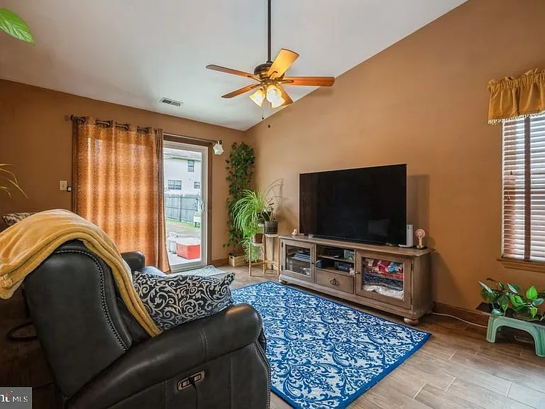 104 Apley Dr — Photo 3