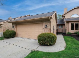 22010 River Ridge Trl, Farmington, MI 48335
