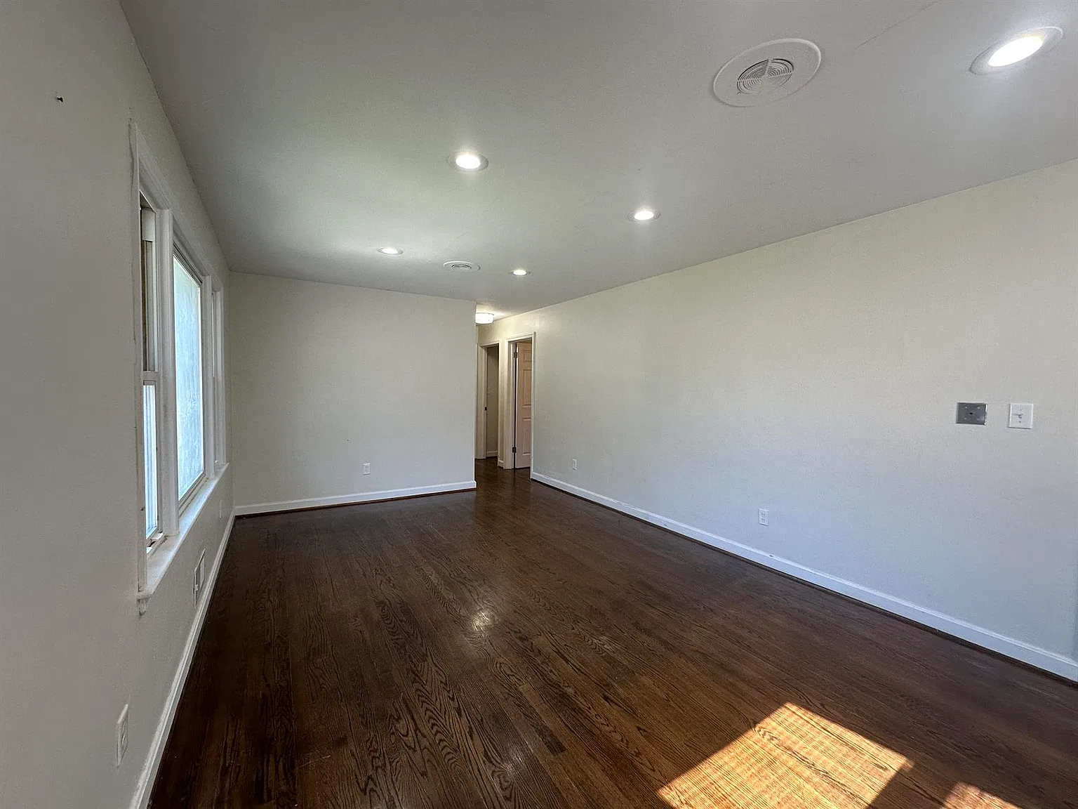 3 bed, 1.0 bath, 1080 sqft, $1,700 — Photo 2
