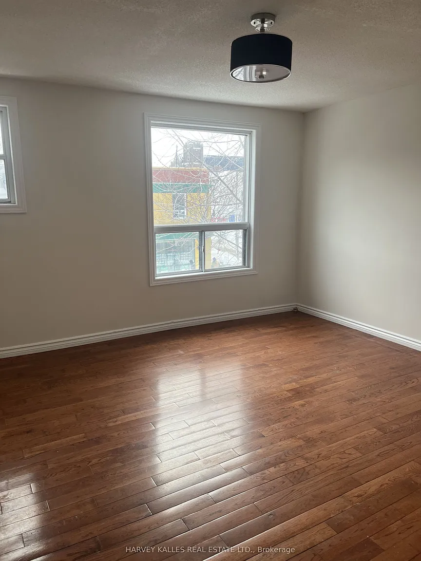 916 Bloor St W photo 1