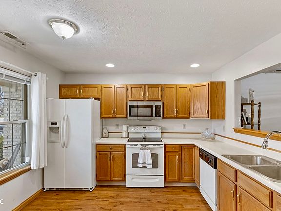 2nd image of 1388 Swan Dr