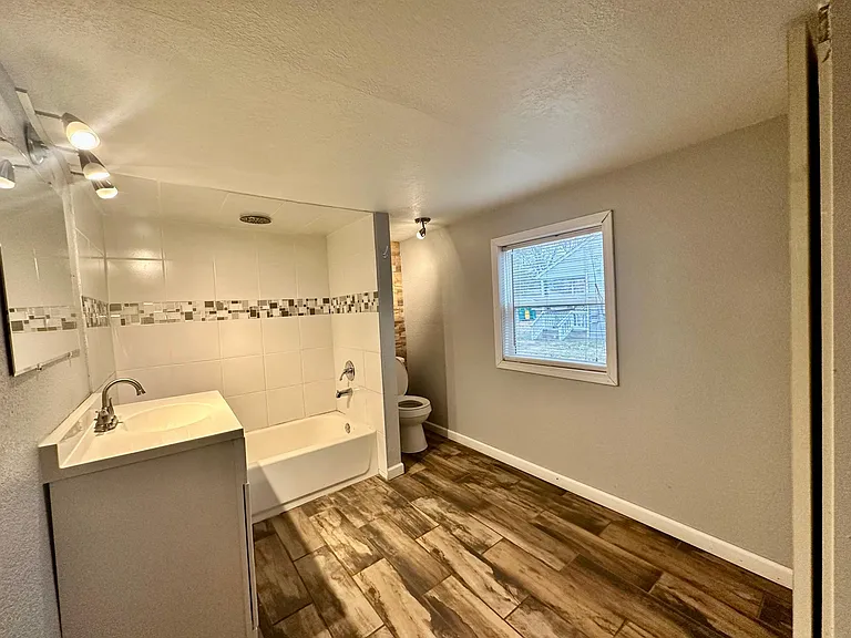 1302 N Detroit Ave — Photo 9