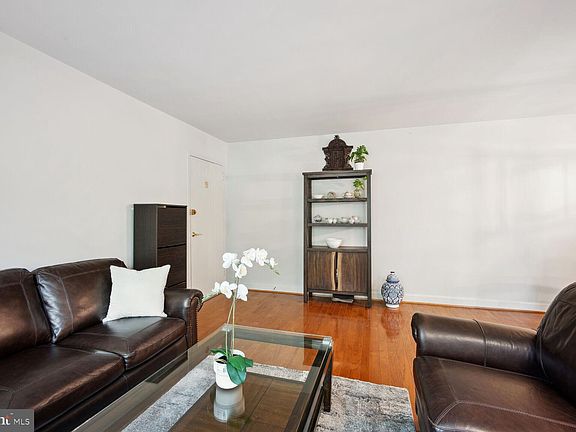 5th image of 2036 N Woodrow St APT 8