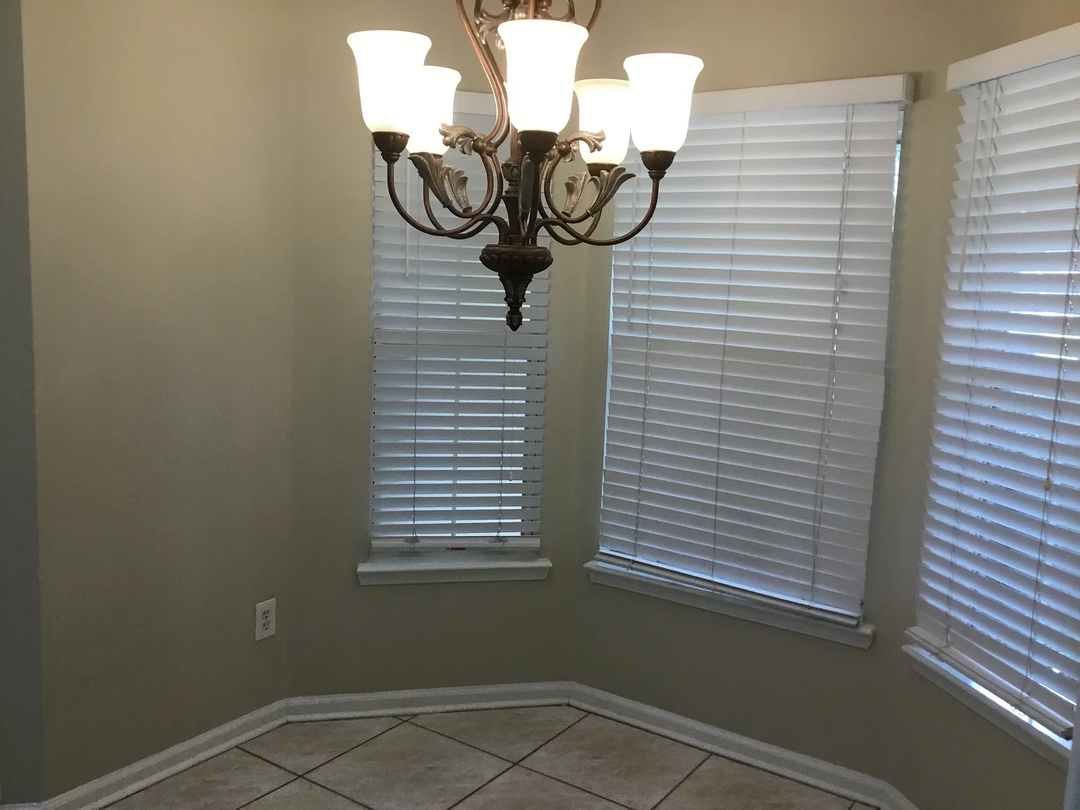 3 bed, 2.0 bath, 1441 sqft, $2,295 — Photo 4