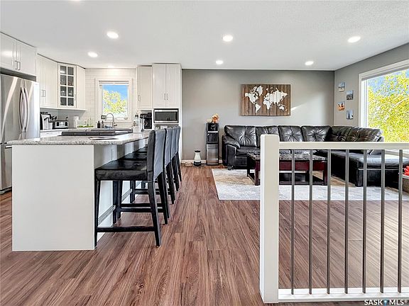 3rd image of 23 Weaver Crescent