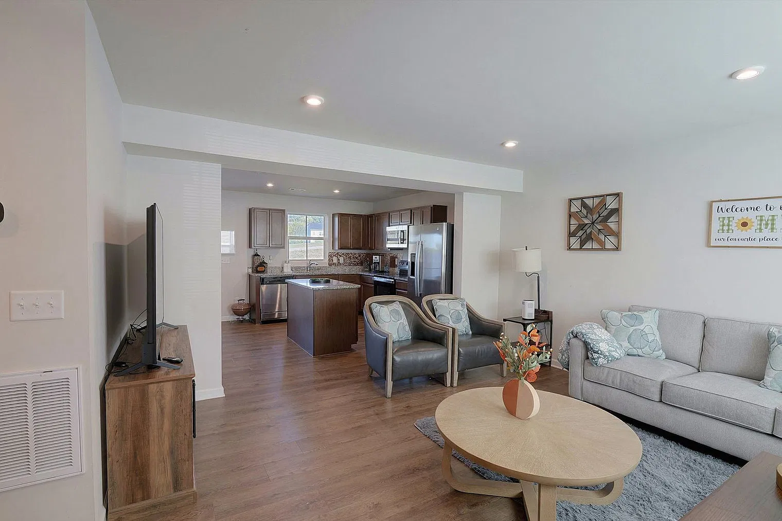 3 bed, 2.0 bath, 1216 sqft, $3,599 — Photo 3