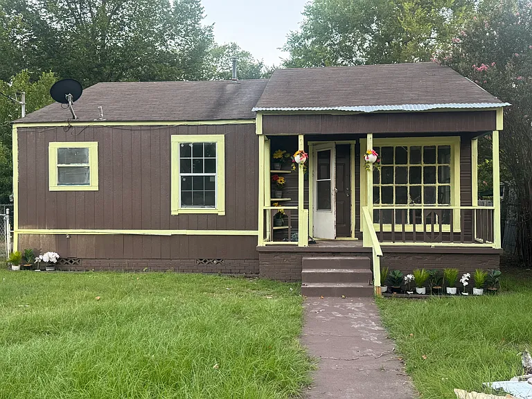 W Highland Ave — Photo 1