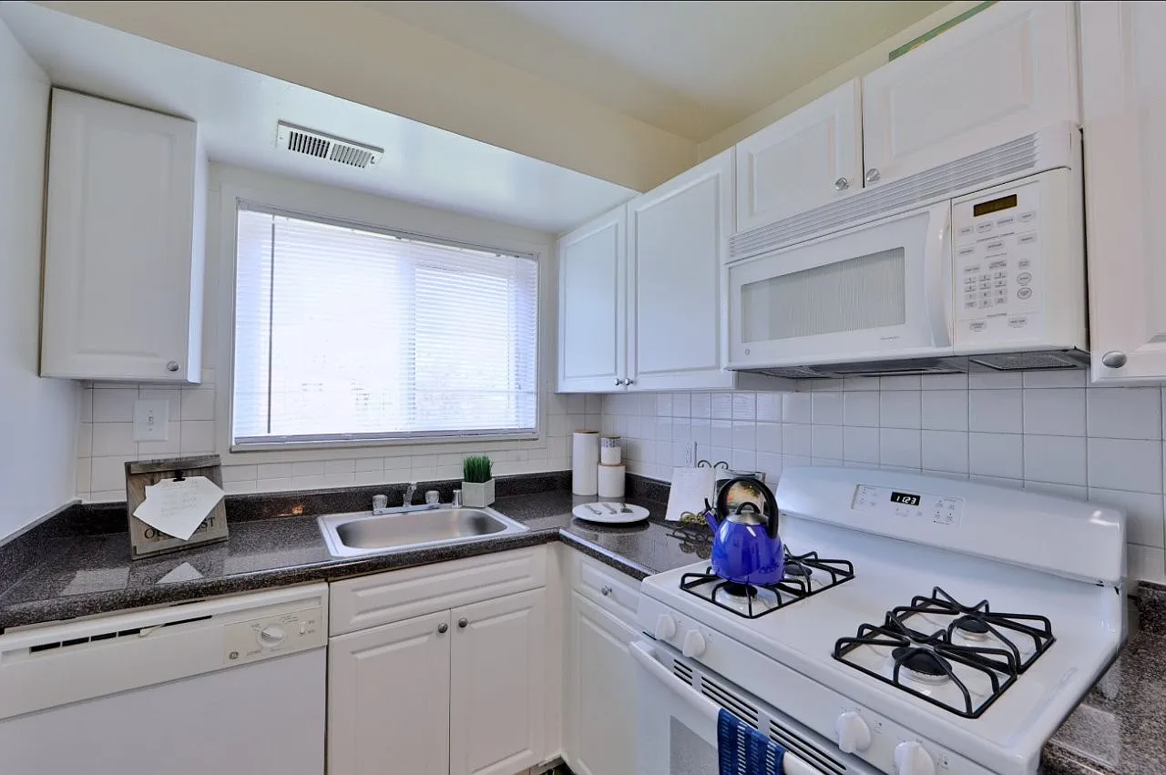 Lynbrook at Mark Center Apartment Homes — Photo 3