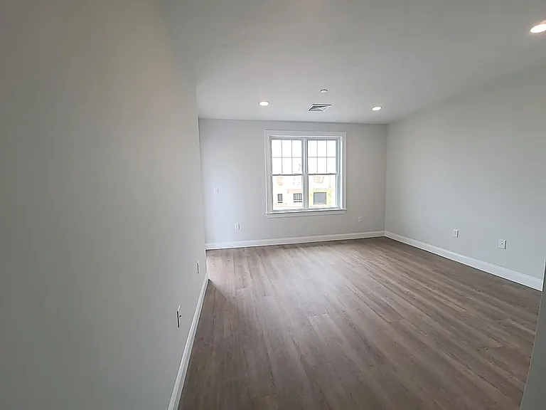 320 Middlesex Ave #B303 — Photo 12